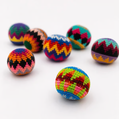 Balle anti-stress multicolore en tricot, façon « hacky sack », réalisée au crochet (diamètre : 6,35 cm)