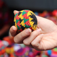 Balle anti-stress multicolore en tricot, façon « hacky sack », réalisée au crochet (diamètre : 6,35 cm)