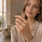 💍 50% DE RÉDUCTION ! ⏳ Bague Initiale Scintillante Ajustable – Cristaux Synthétiques, Finition Polie & Anneau Ouvert – Personnalisable, Chic et Confortable – Parfaite en Cadeau ou au Quotidien ✨💖🌿